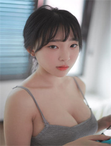 《美女脱了内裤张开腿让男人添软件-外国逼》