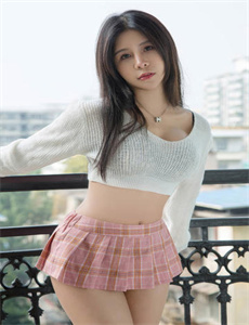 《表妹洗澡让我捏她胸亲她嘴巴视频-影视先锋》